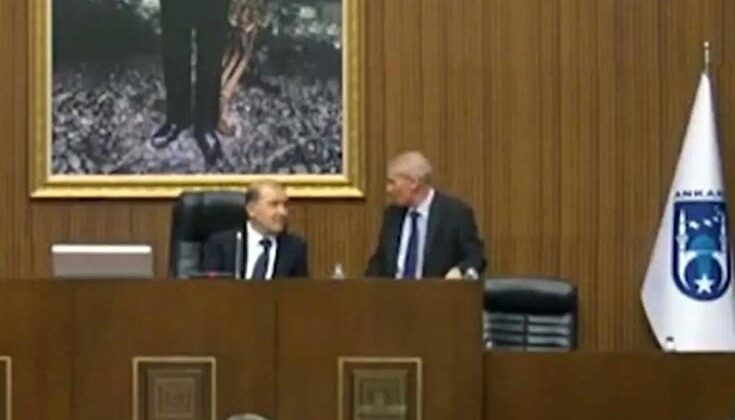 Mikrofonu açık unutan CHP’li başkan vekili, partililerine küfür etti